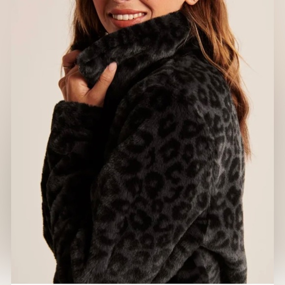Abercrombie & Fitch Leopard Faux Fur Half Zip Jacket Pullover Sweatshirt Size M - Picture 2 of 11